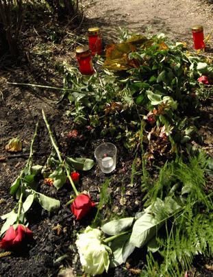 wo Kristina gefunden wurde,sind Blumen niedergelegt und Kerzen aufgestellt